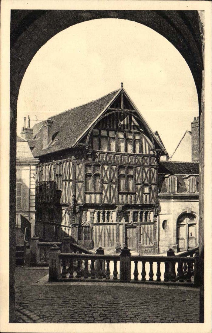 Joigny CPA Place Saint Jean Maison de bois du 16eme 