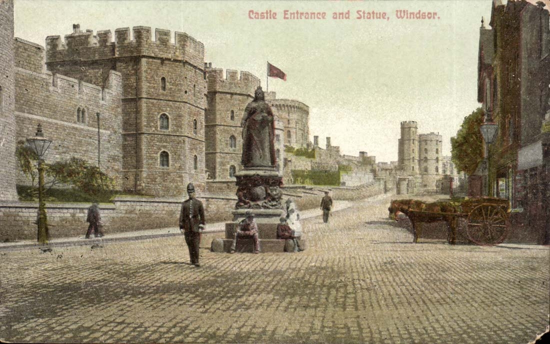 Grande Bretagne Windsor CPA Castle entrance and statue