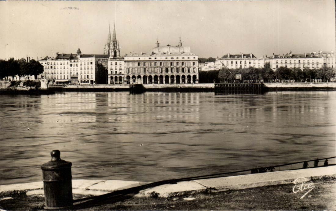 Bayonne CPA L'adour l'hotel de ville et les fleches de la cathedrale