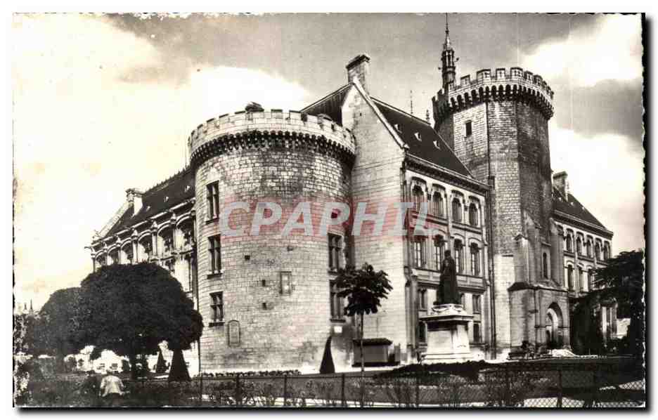 Angoulême (Charente) — Hôtel de Ville et Tour de Valois, Tour de Lusignan — Éditions du Globe
