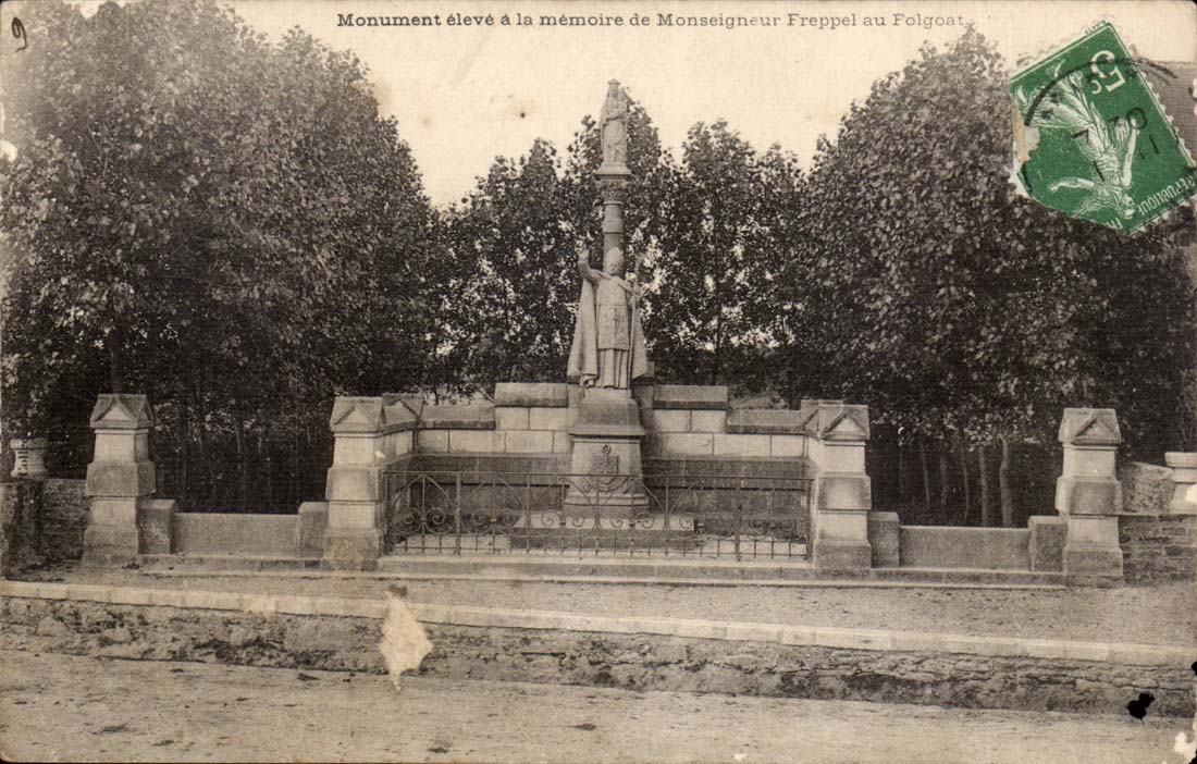CPA Monument eleve a la memoire de Monseigneur Freppel au Folgoat