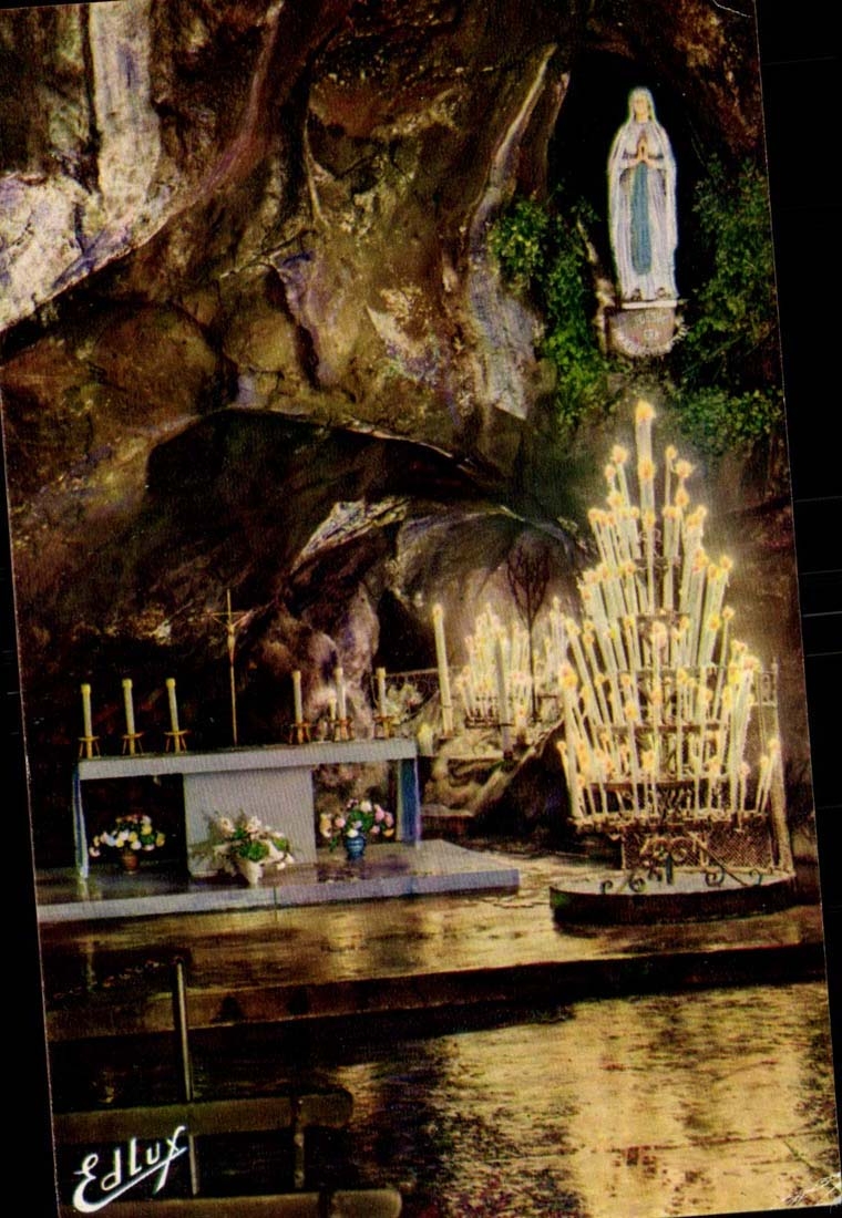 Lourdes CPA La grotte miraculeuse de nuit