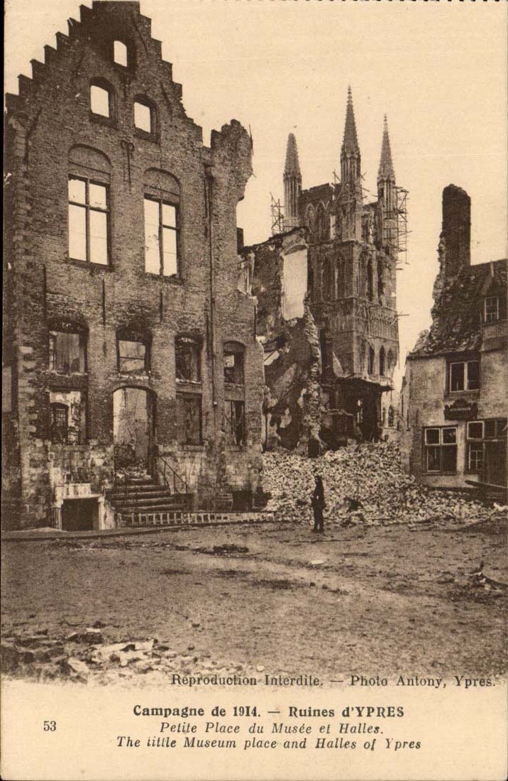 Belgique Belgie Ypres CPA Ruines de 1914 Petite place du musee et halles