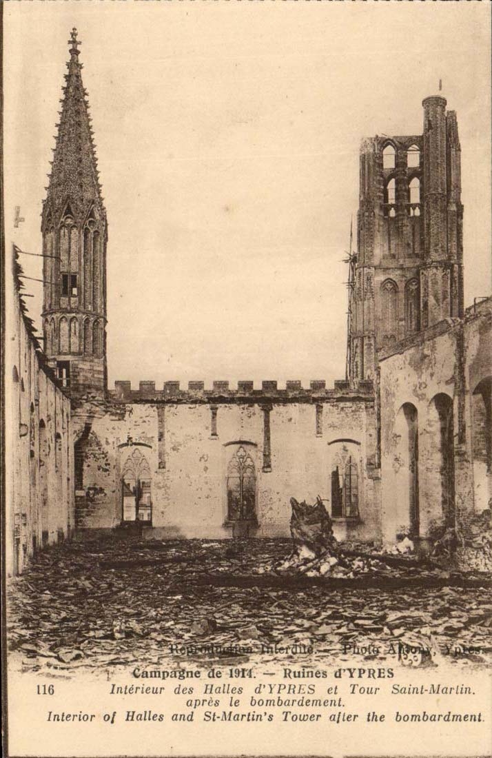 Belgique Belgie Ypres CPA Ruines interieur des halles et tour St Martin apres le bombardement