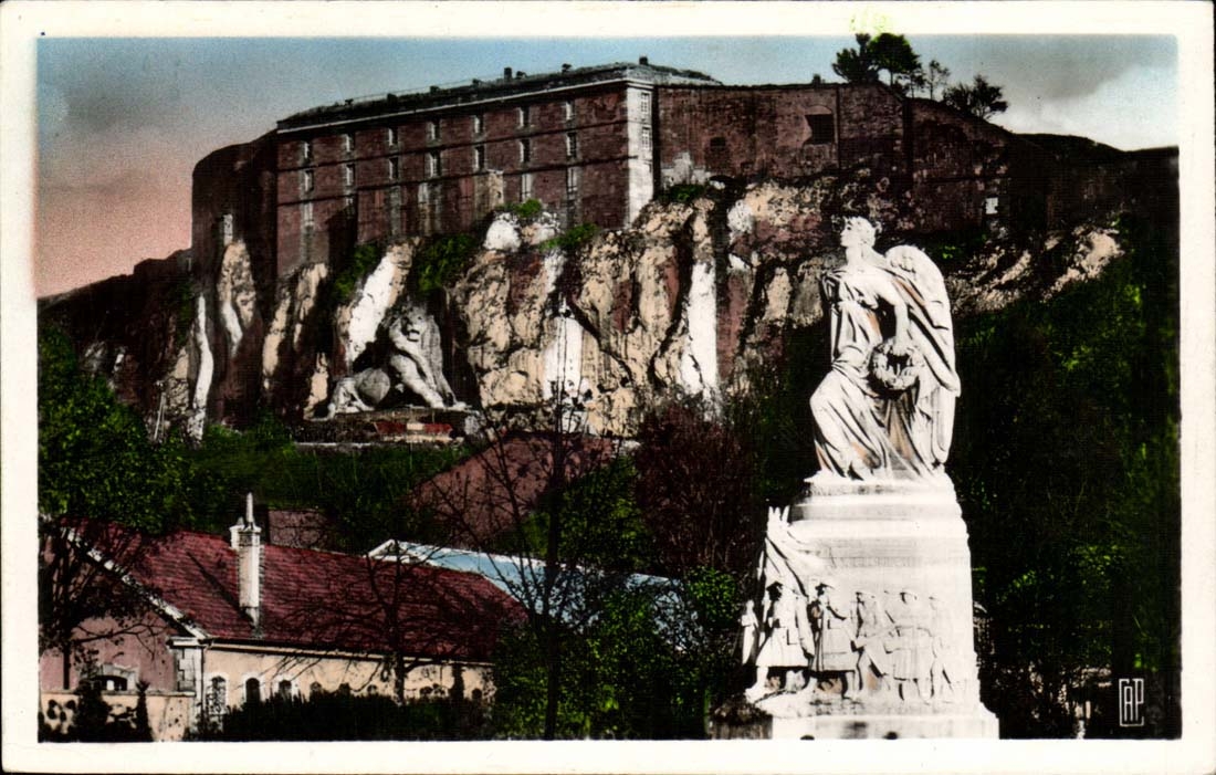 Belfort CPA Le square du souvenir et le chateau