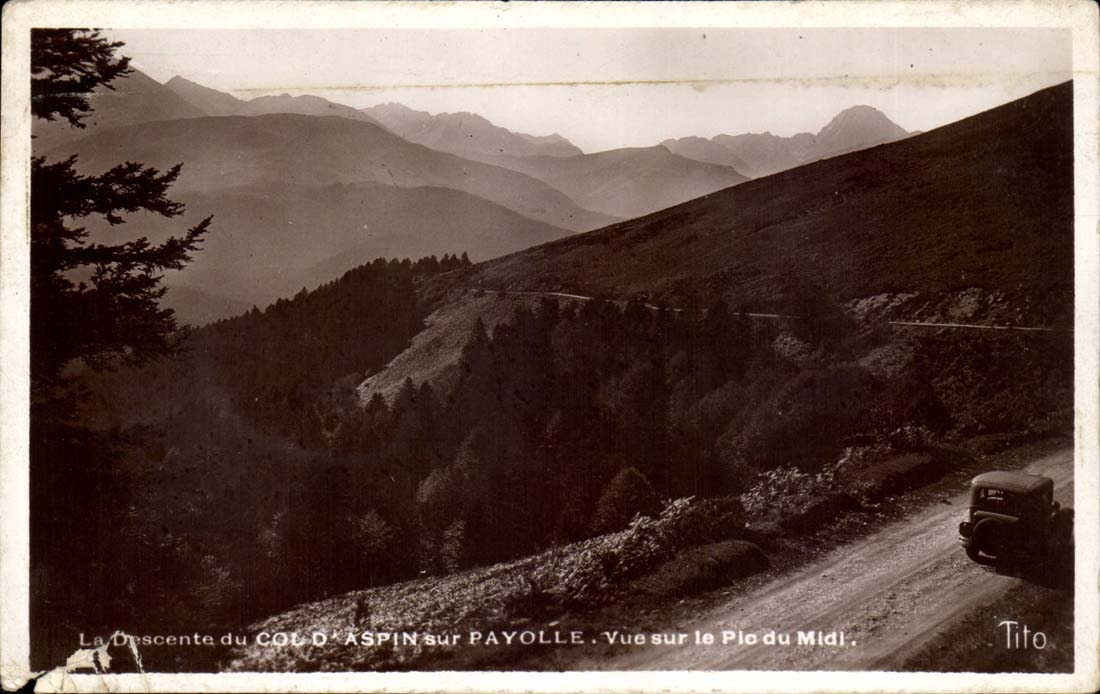 CPA La descente du col d'Aspin sur Payolle Vue sur le pic du Midi