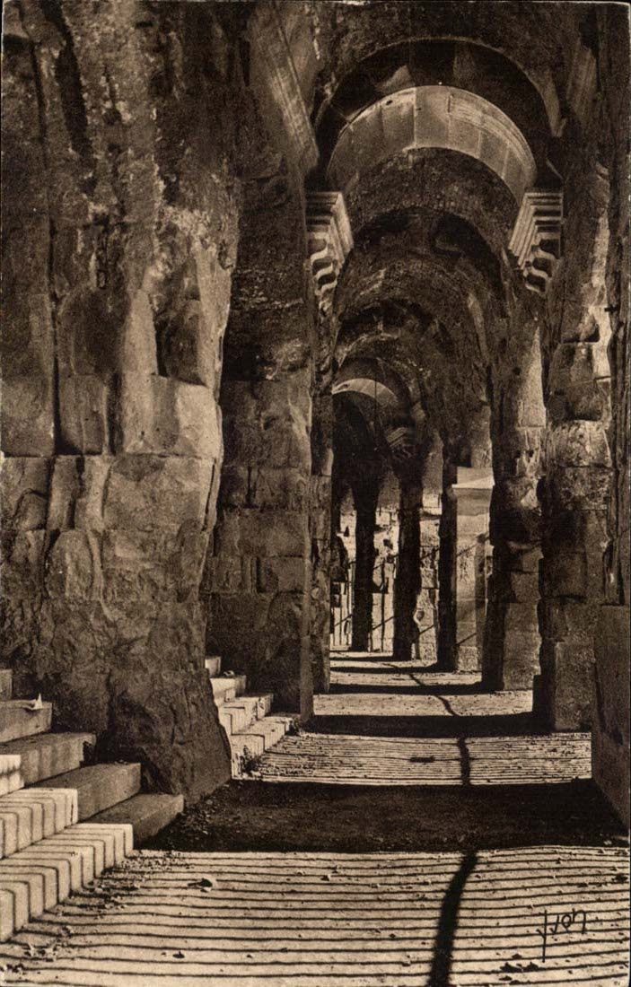 Nimes CPA Galerie faisant le tour des Arenes