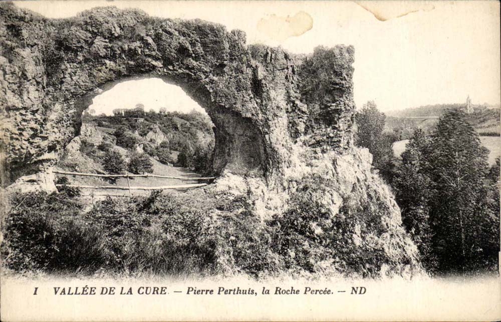 VAllee de al Cure CPA Pierre Perthuis la roche percee