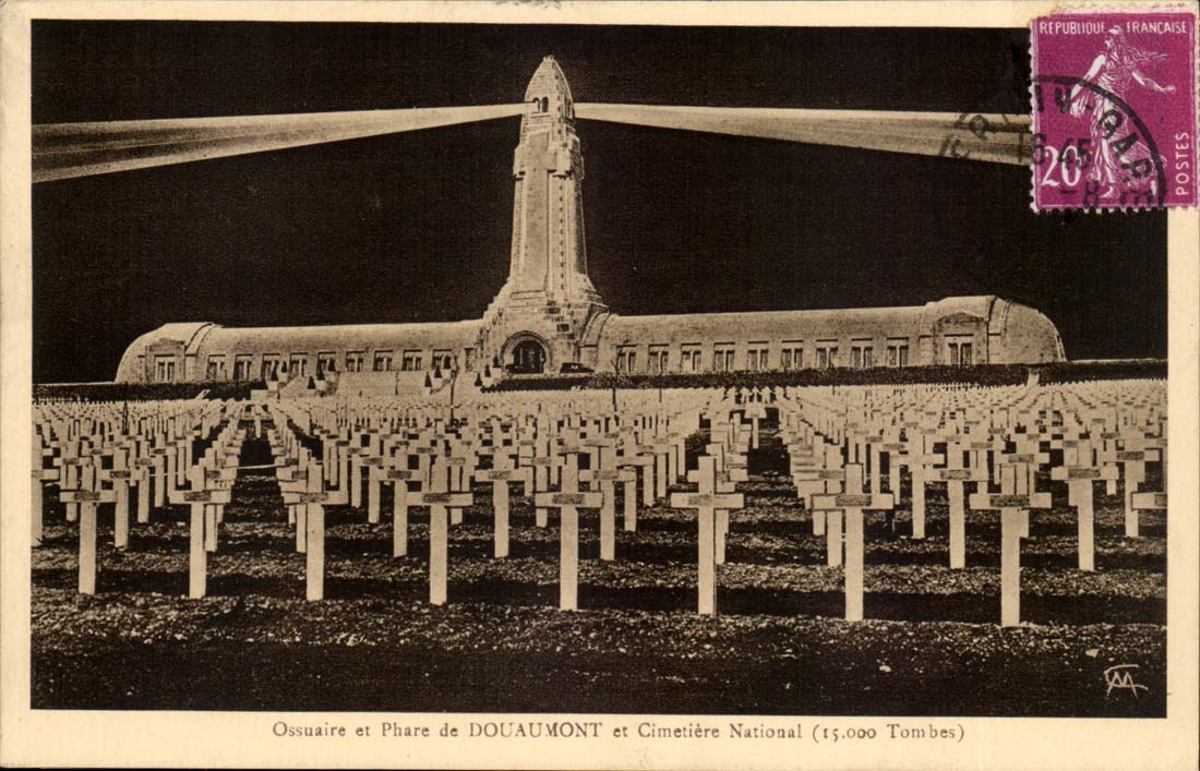 Ossuaire et Phare de Douaumont et Cimetière National — 15.000 Tombes — Photo Verdon
