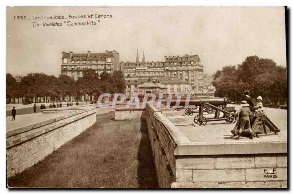 Paris CPA Les Invalides Fosses et canons 