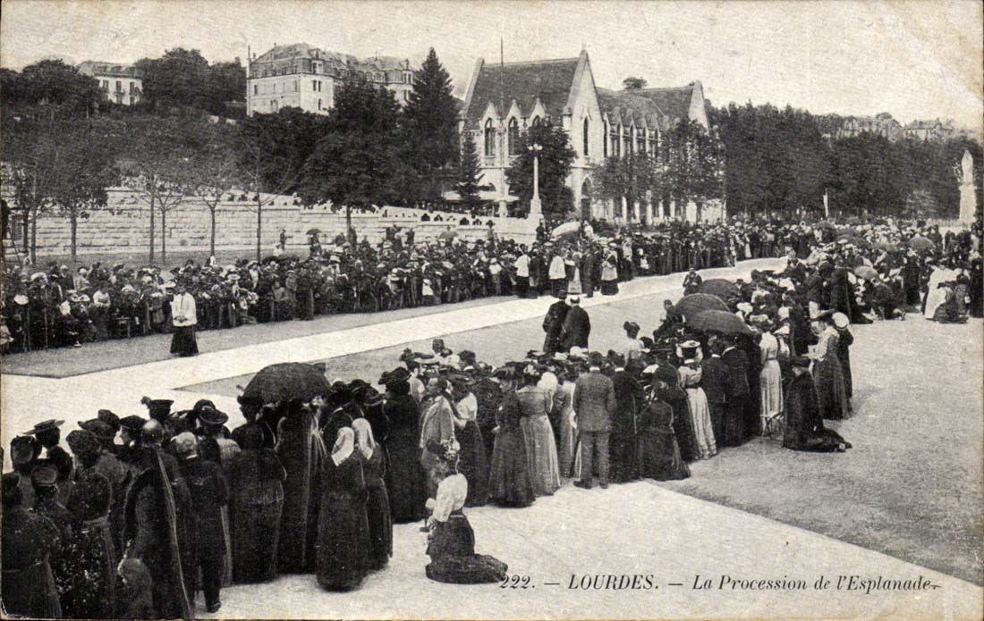 Lourdes CPA La procession de l'esplanade