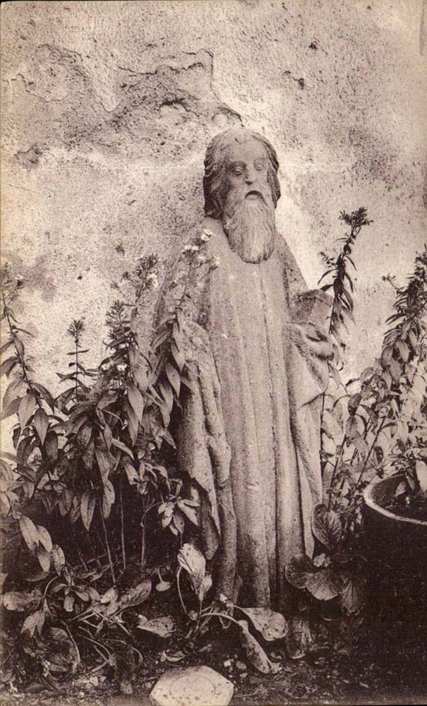 Saint provenant de la Collégiale — statue dans un jardin — Les Amis de Thann