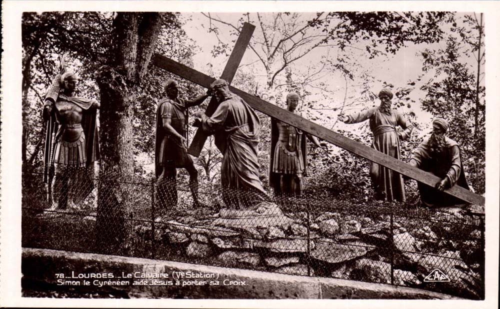 Lourdes CPA Le calvaire (5eme station) Simon le Cyreneen aide Jesus a porter sa croix