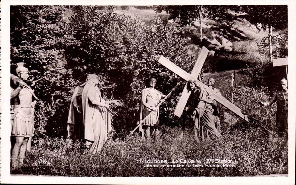 Lourdes CPA Le calvaire (4eme station) Jesus rencontre sa Tres Sainte Mere