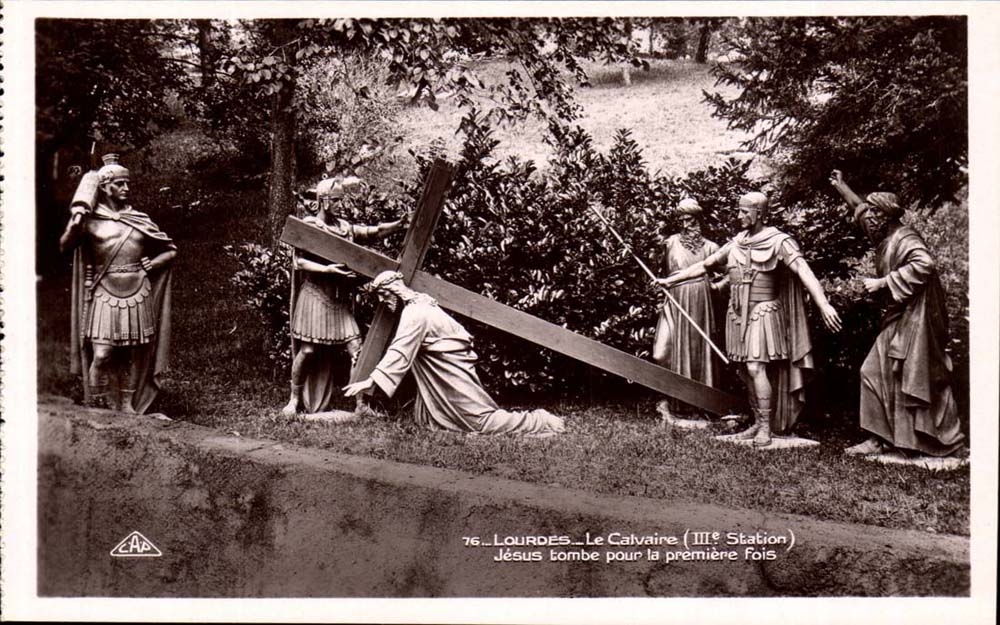 Lourdes CPA Le calvaire (3eme station) Jesus tombe pour la premiere fois