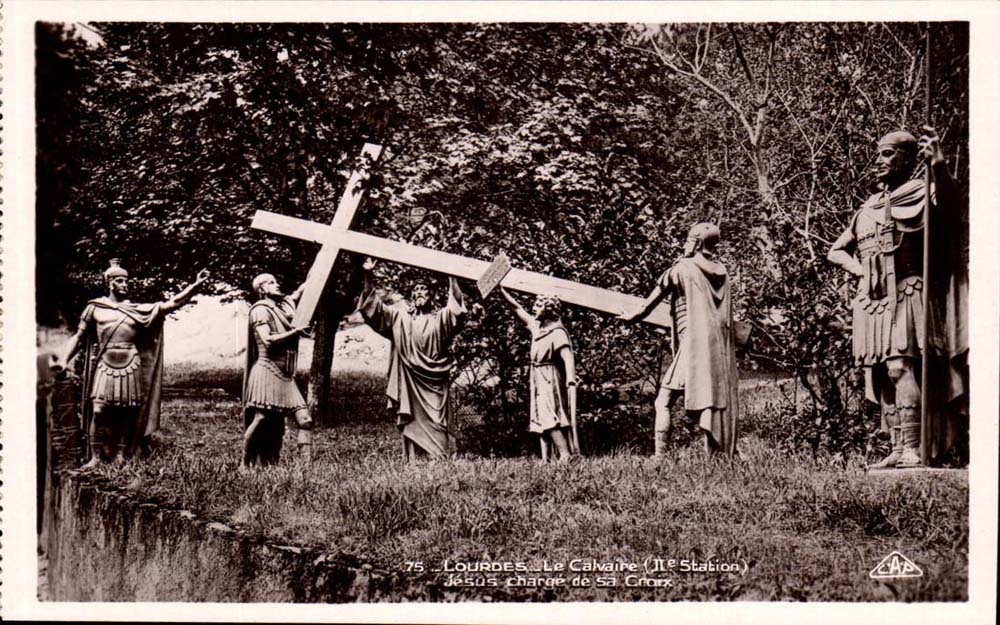 Lourdes CPA Le calvaire (2eme station) Jesus charge de sa croix