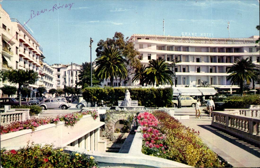 Juan les Pins CPM Un coin du jardin et l'hotel de ville