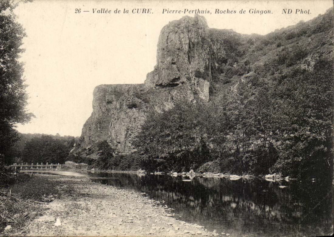 Vallée de la CURE — Pierre-Perthuis, Roches de Gingon — ND Phot.