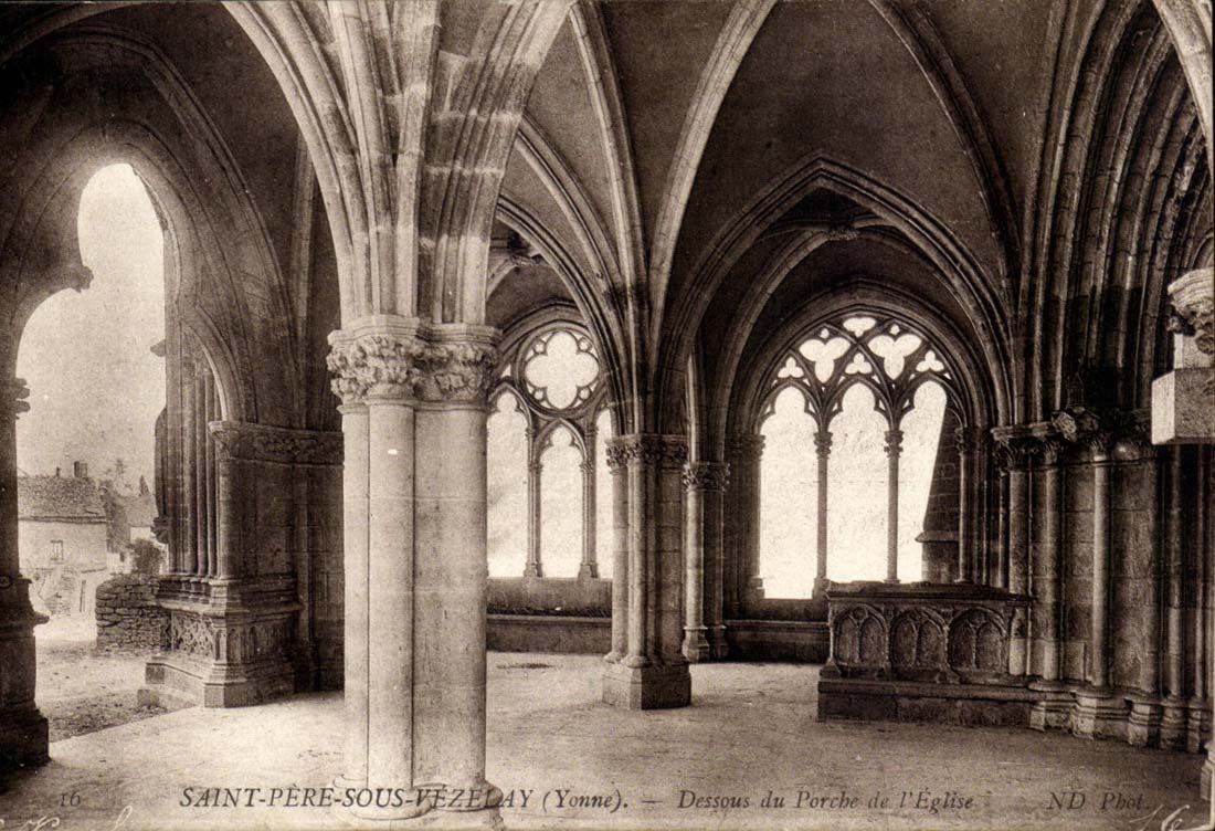 Saint-Père-sous-Vézelay (Yonne) — Unter dem Portal der Kirche — ND Fot.