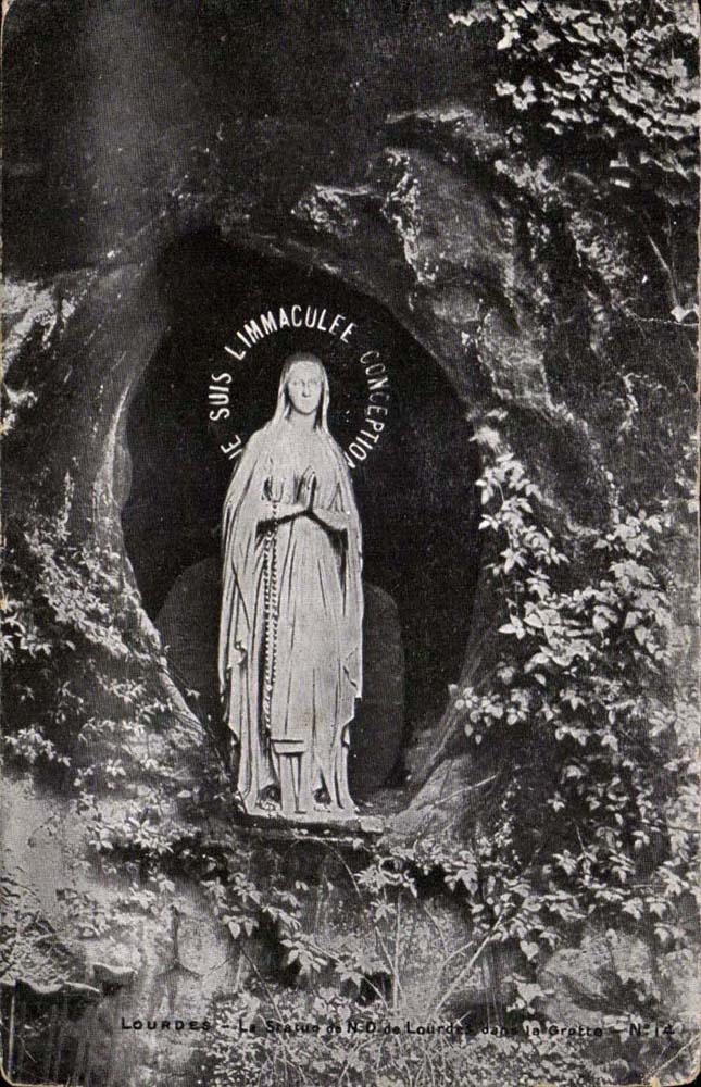 Lourdes CPA Le statue de ND de Lourdes dans la grotte