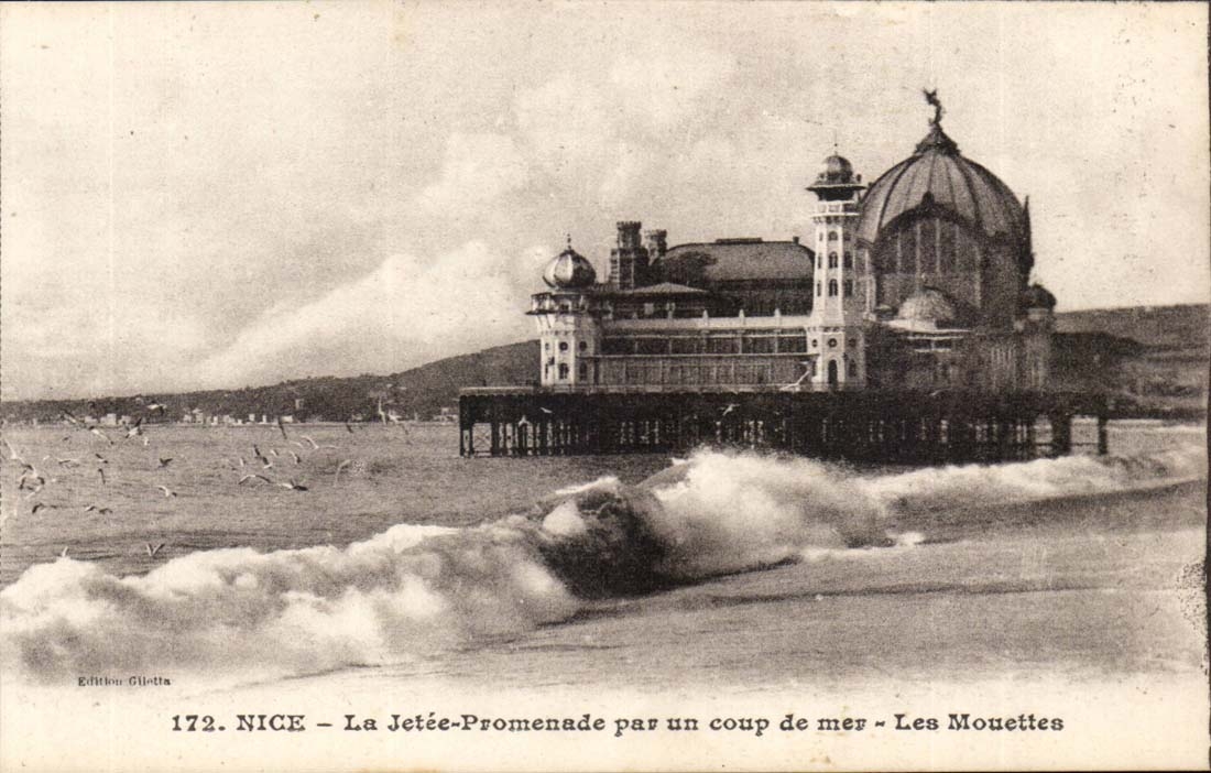 Nice CPA La jetee promenade par un coup de mer Les Mouettes