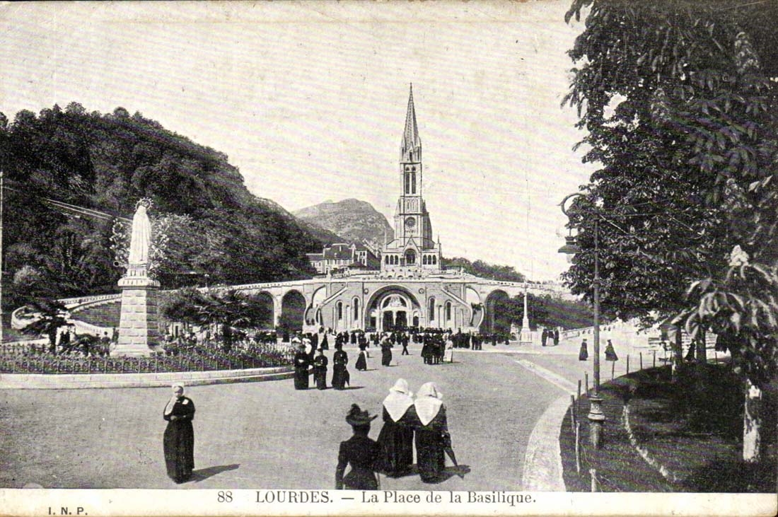 Lourdes CPA La place de la Basilique