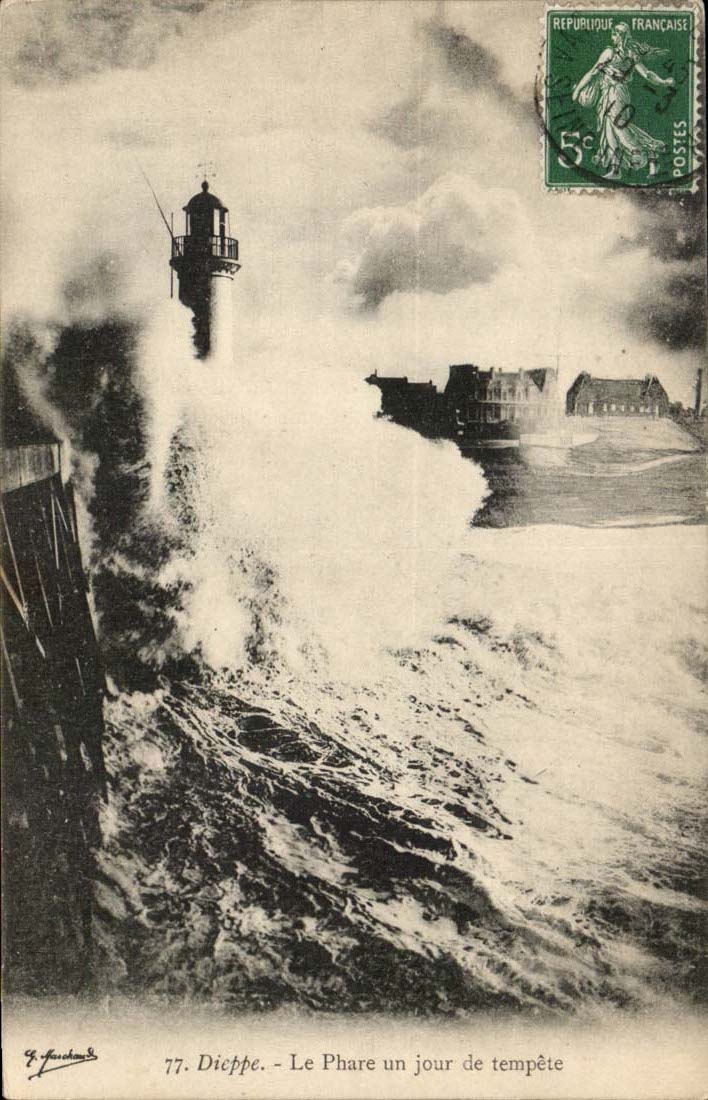 Dieppe CPA le phare un jour de tempete (lighthouse)