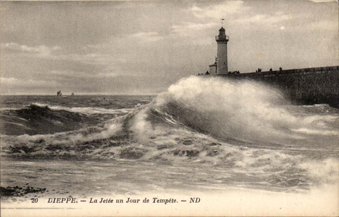 Dieppe CPA La jetee un jour de tempete (phare lighthouse)