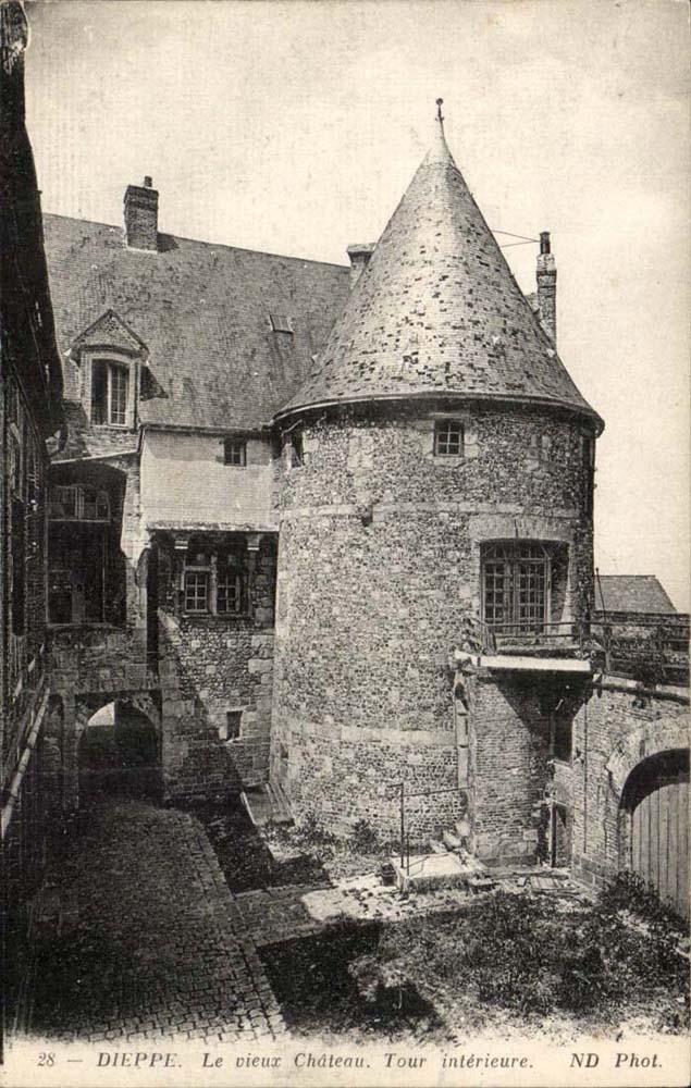 Dieppe CPA Le vieux chateau Cour interieure