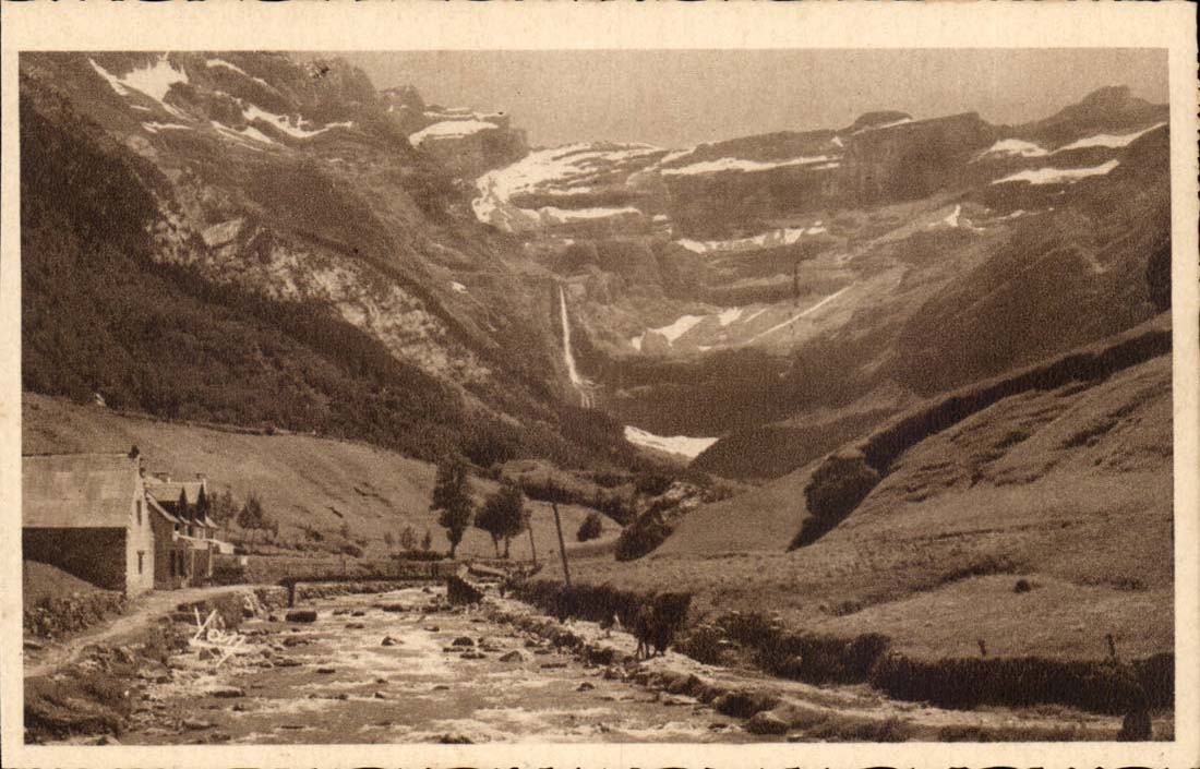 Gavarnie CPA Le cirque et le Gave devant la Chaumiere