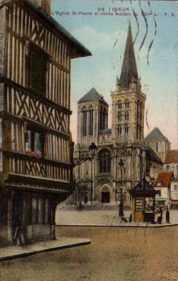 CPA Lisieux L'eglise St Pierre et vieille maison du 15eme