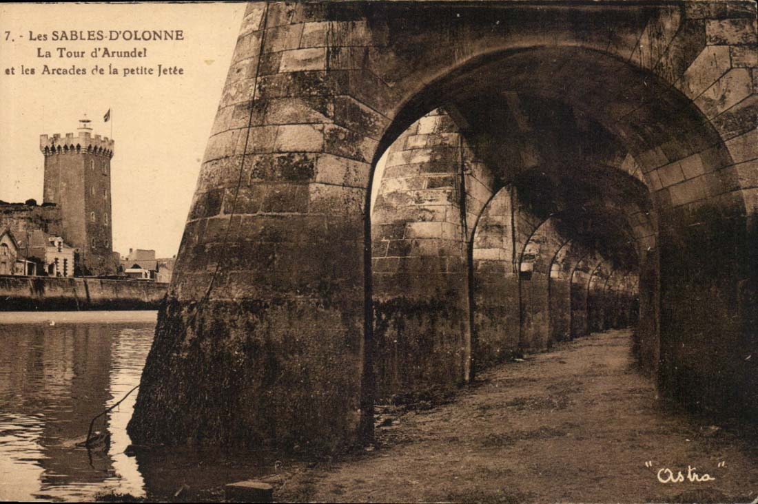 Les SABLES-D'OLONNE — La Tour d'Arundel et les Arcades de la petite Jetée — Édition 'Astra'