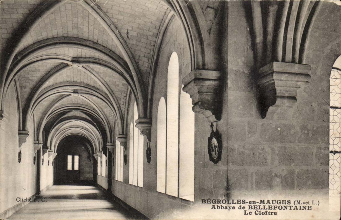 Begrolles en Mauges CPA Ababye de Bellefontaine Le cloitre