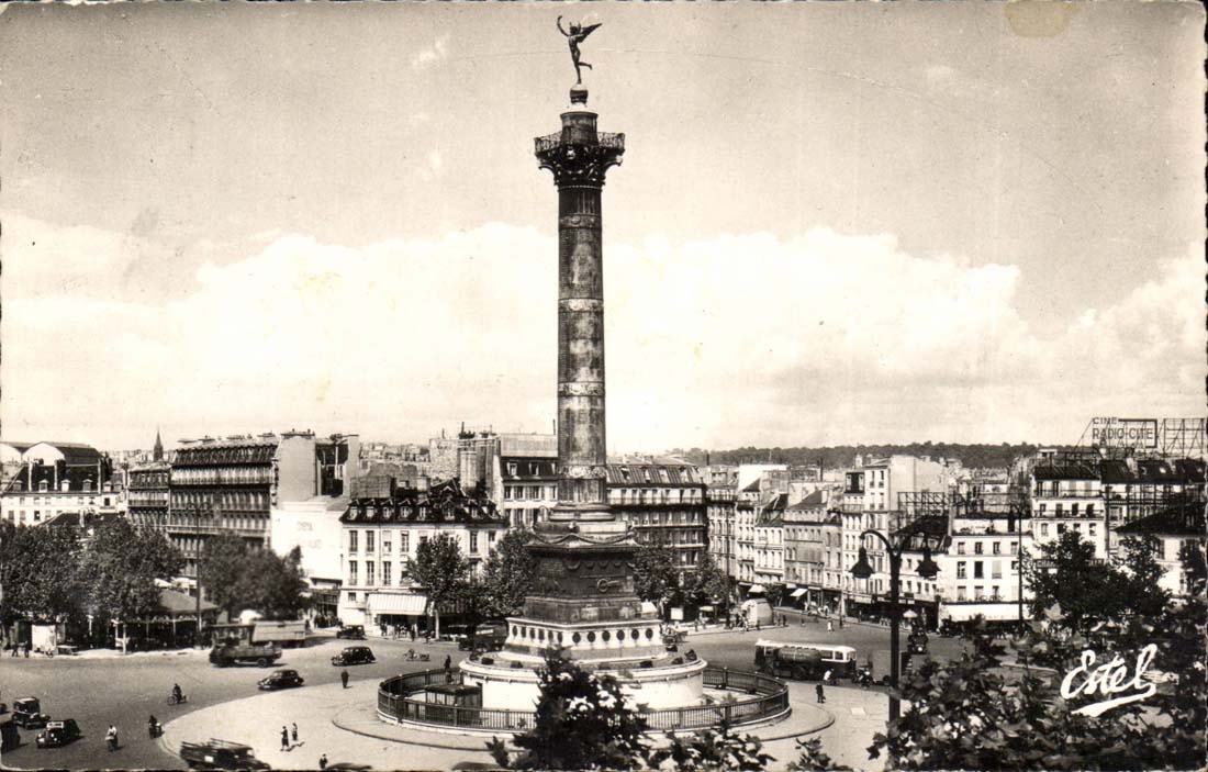 Paris CPA La place de la Bastille et le colonne de Juillet 