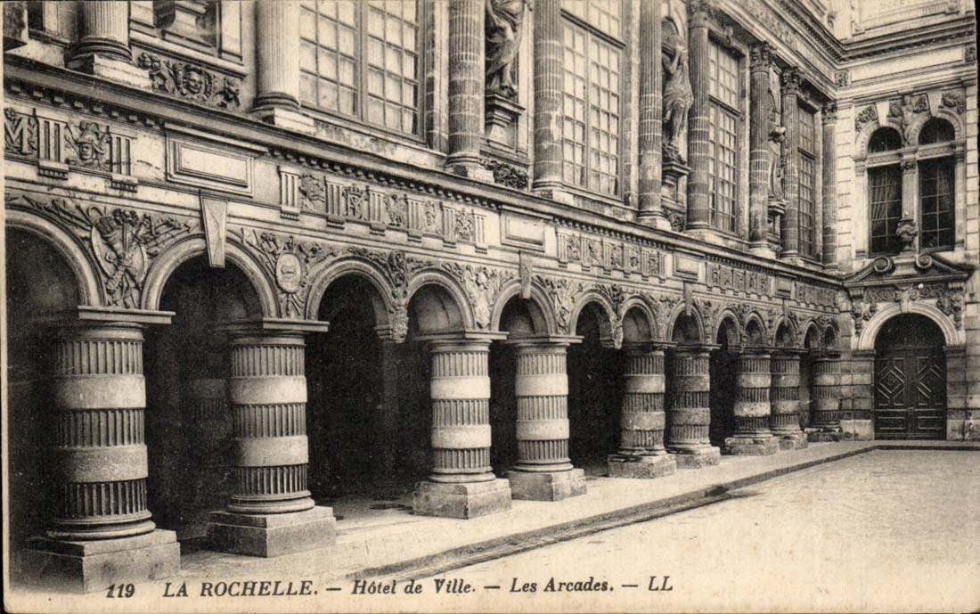 La Rochelle CPA L'hotel de ville Les arcades