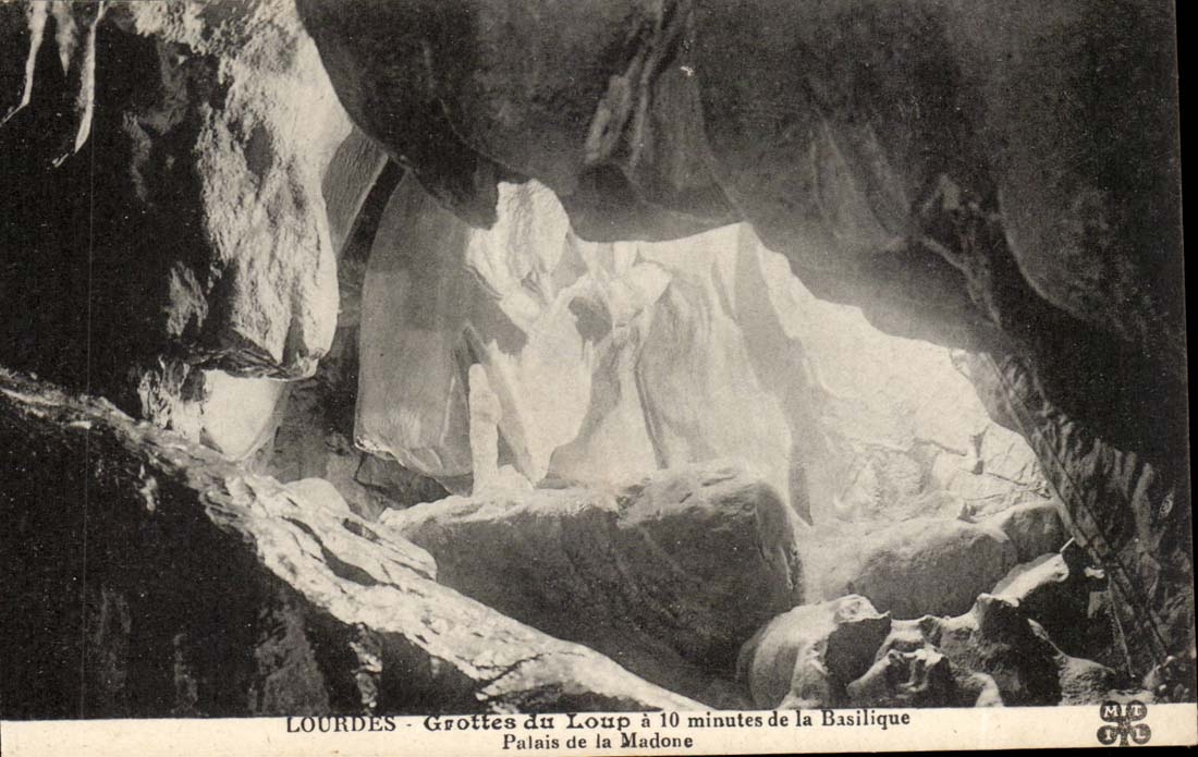 Lourdes CPA GRottes du loup a 10 minutes de la basilique Palais de la Madone