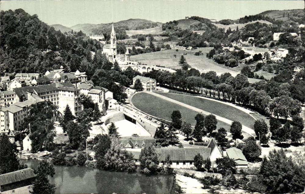 Lourdes CPA La basilique et l'eglise souterraine 