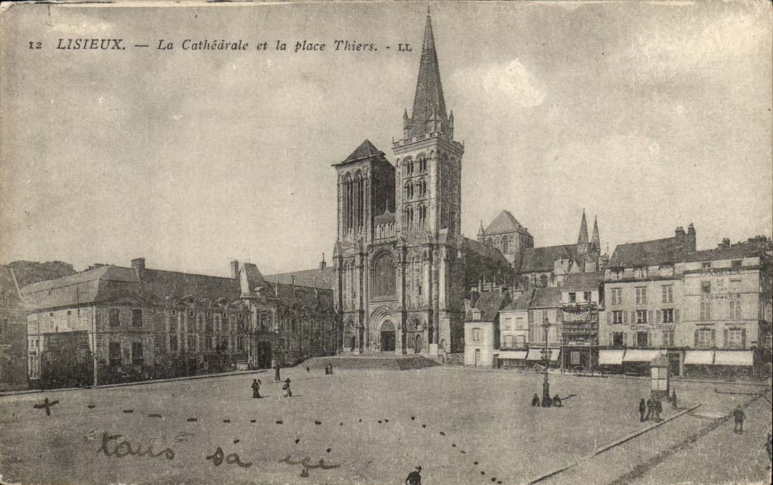 Lisieux CPA La cathedrale et la place Thiers