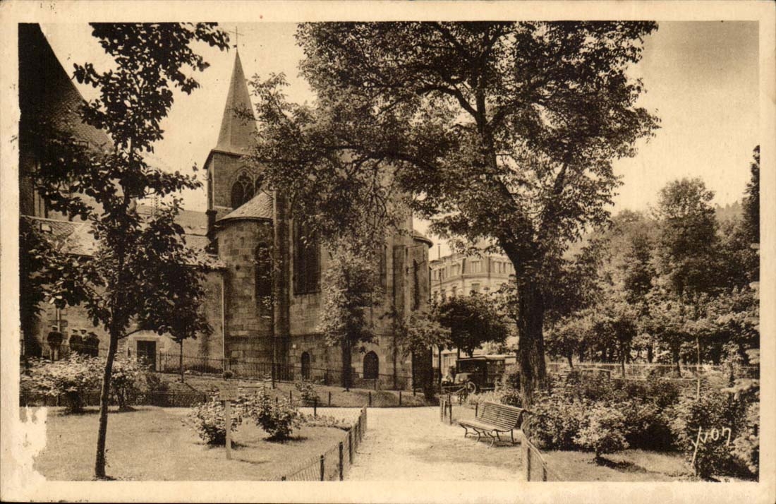 Le Mont Dore CPA La place des Moulins et l'eglise St PArdoux