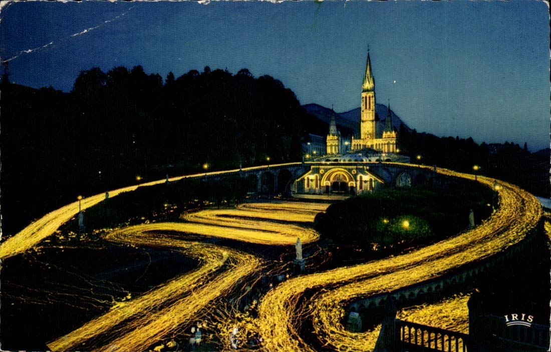 Lourdes CPM La basilique illuminee 