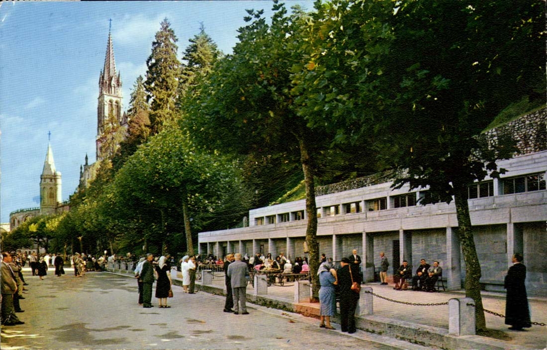 Lourdes — Patients attendant devant les piscines — Imprimeur Combier