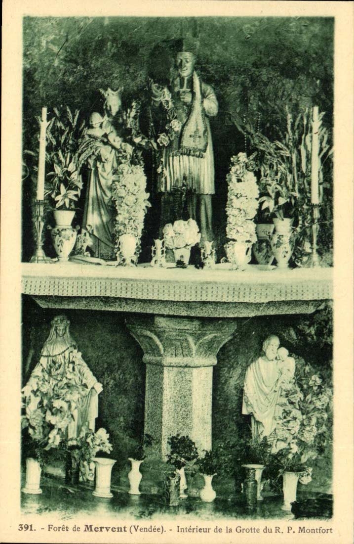 Foret de Mervent CPA Interieur de la grotte du R P Montfort