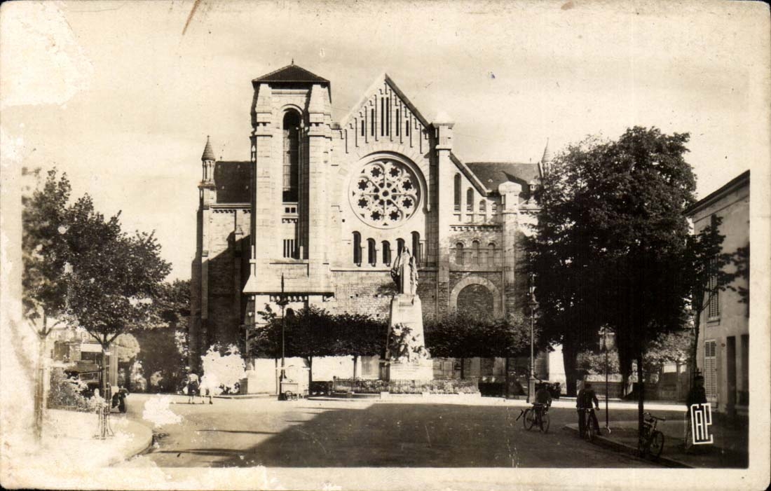 Bar le Duc CPA Eglise St Jean et monument aux morts