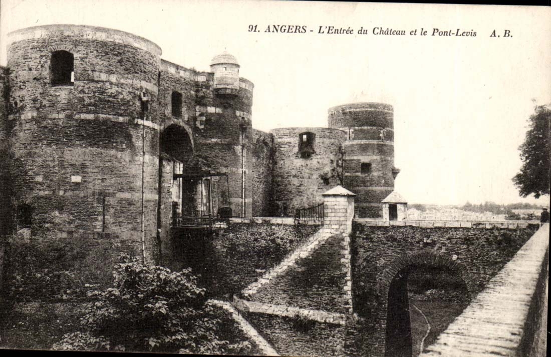 Angers CPA L'entree du chateau et le pont levis