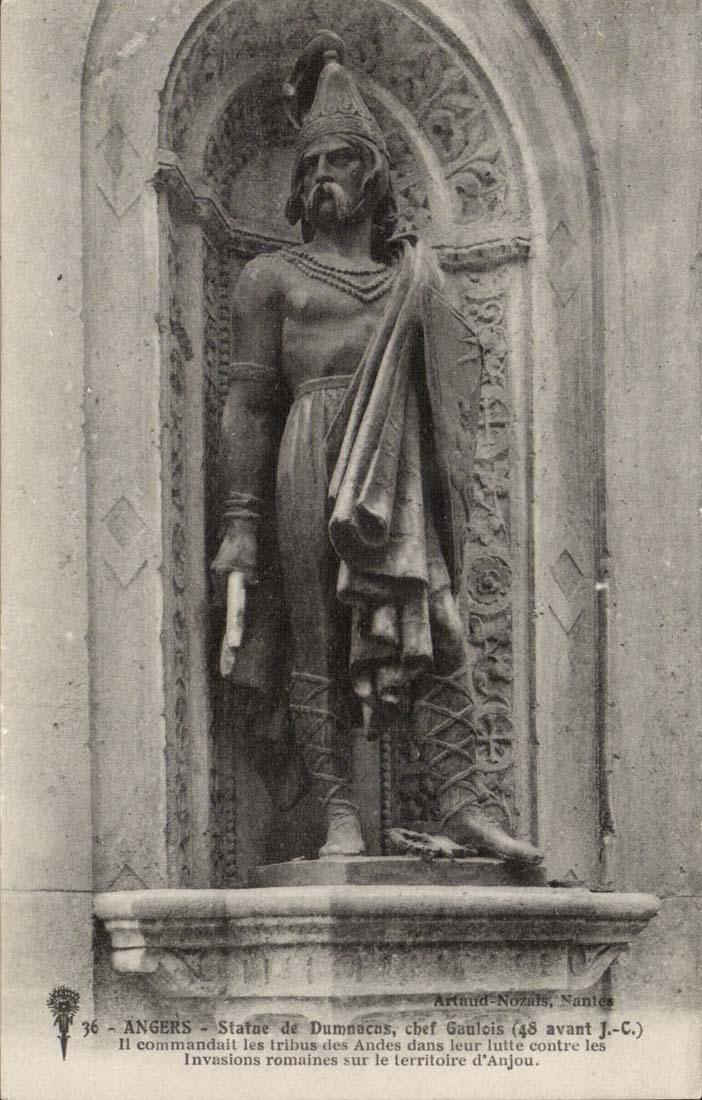 Angers CPA Statue de Dumnacas chef gaulois (48 avant JC) commandait la tribu des Andes sur le territoire d'Anjou