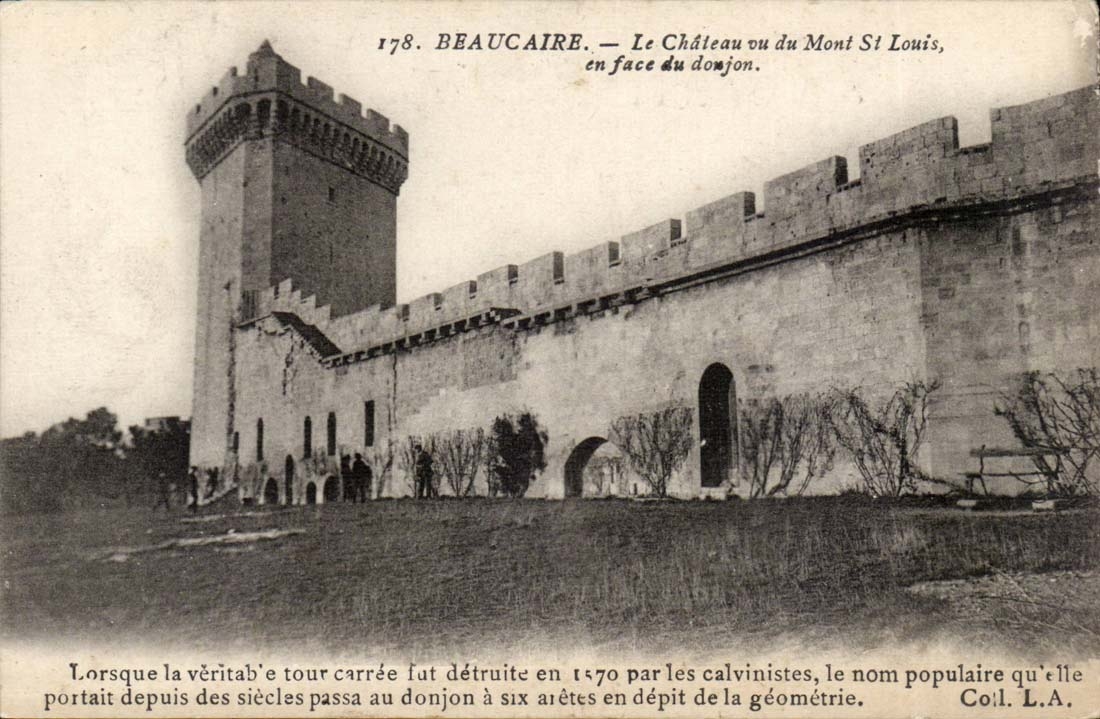 Beaucaire - Le Chateau vu du Mont St Louis en face de Donjou - CPA 