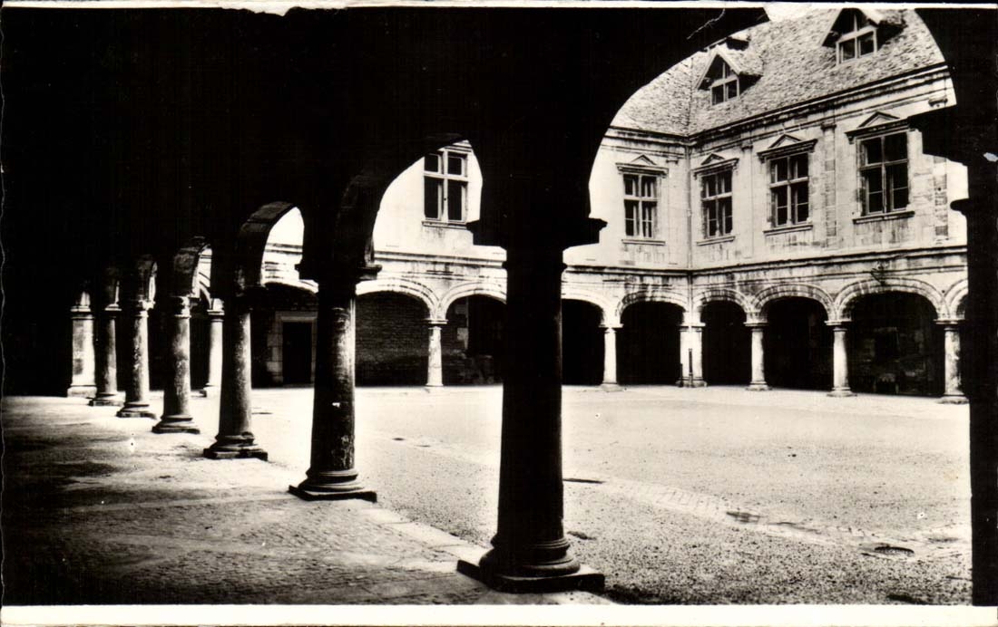 Besançon (Doubs) — Les Arcades et la Cour intérieure du Palais Grandvelle — Édition E. PROTET, Dole (Jura)