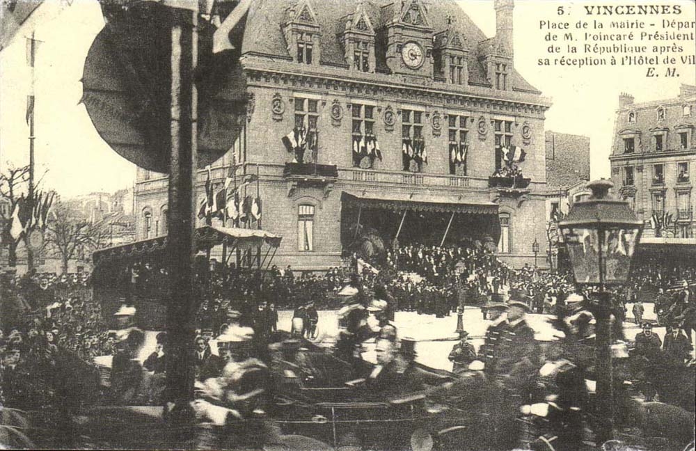 Vincennse - Place de La mairie M Poincare President de la Republique apres sa Reception a l'Hotel de Ville - CPA 
