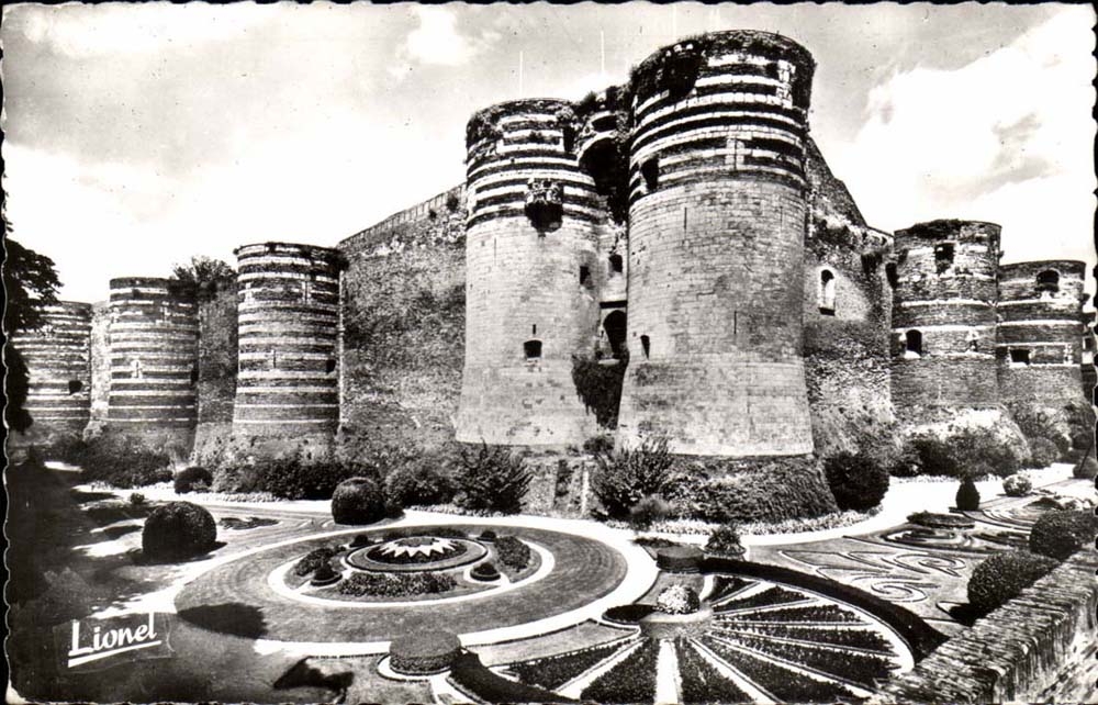 Angers - Le chateau et ses Fosses Fleuris - CPA 