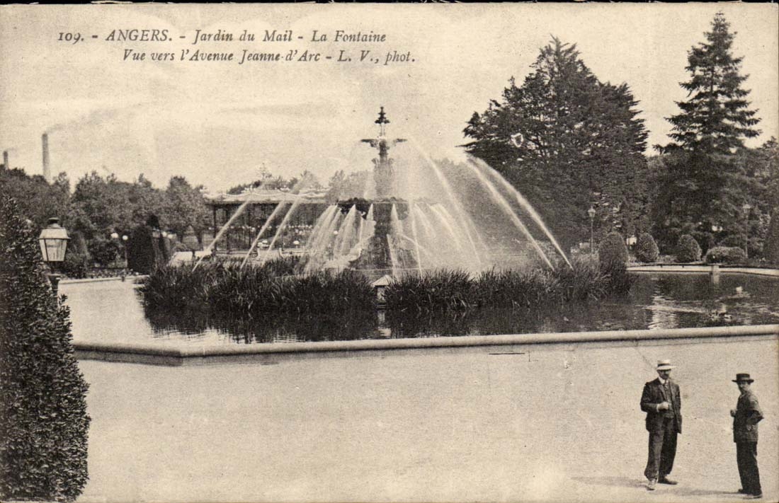 Angers - Jardin du Mail La Fontaine Vue ver Avenue Jeanne d'Arc - CPA 